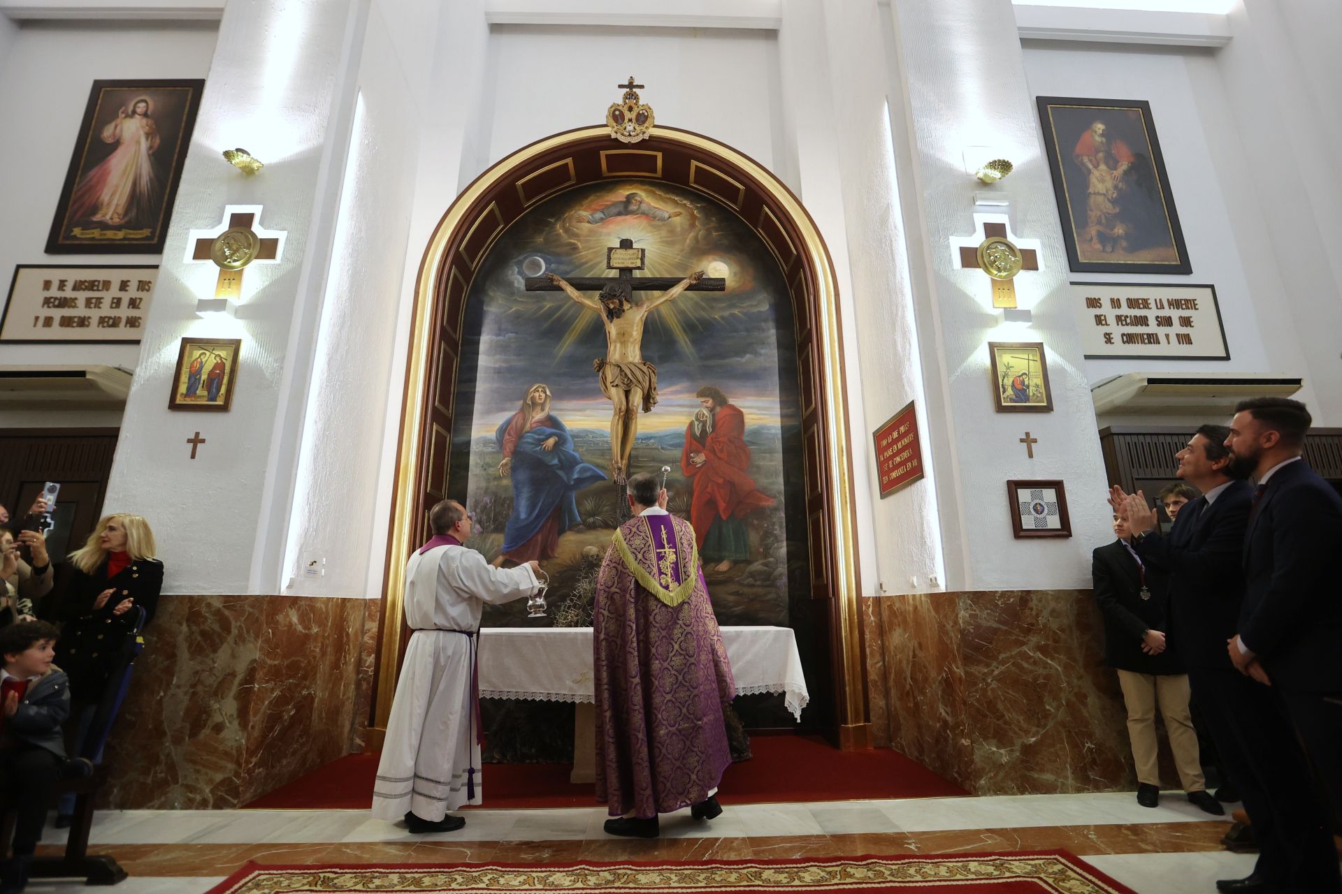 La bendición de la obra pictórica de Rafael Castejón para el Cristo de la Confianza de Córdoba, en imágenes