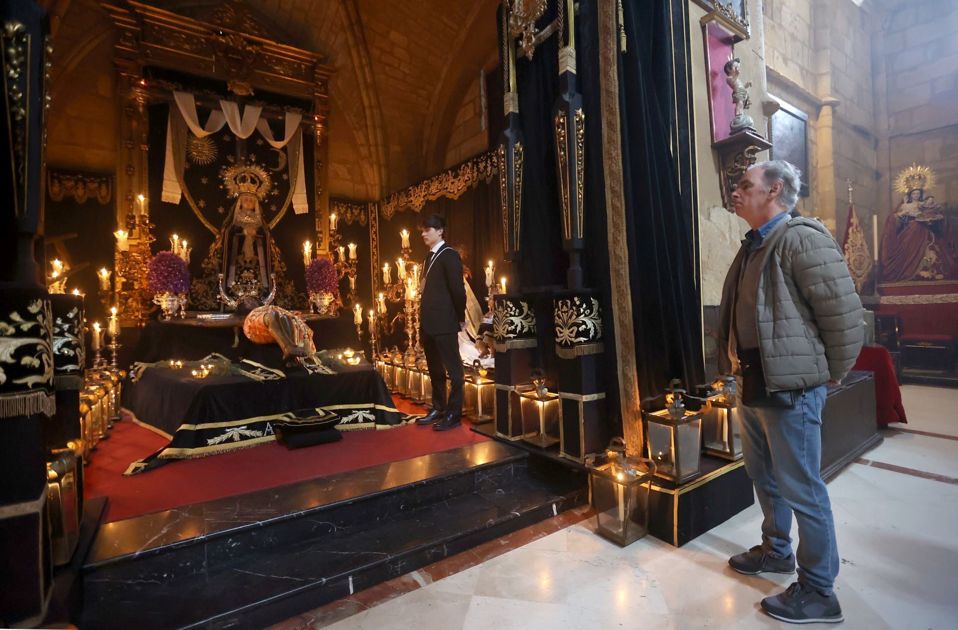 El estremecedor besapiés del Cristo del Remedio de Ánimas en Córdoba, en imágenes