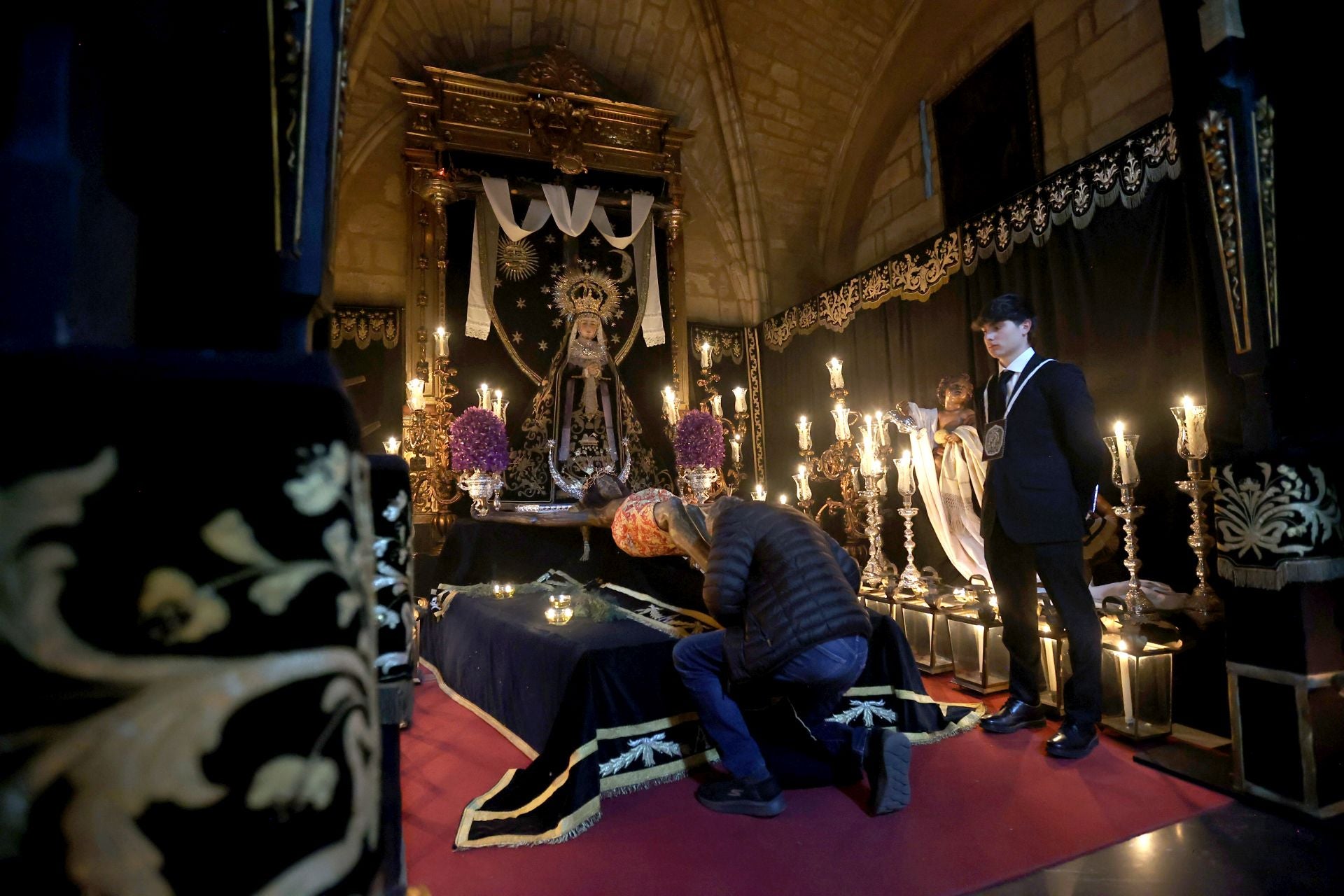 El estremecedor besapiés del Cristo del Remedio de Ánimas en Córdoba, en imágenes