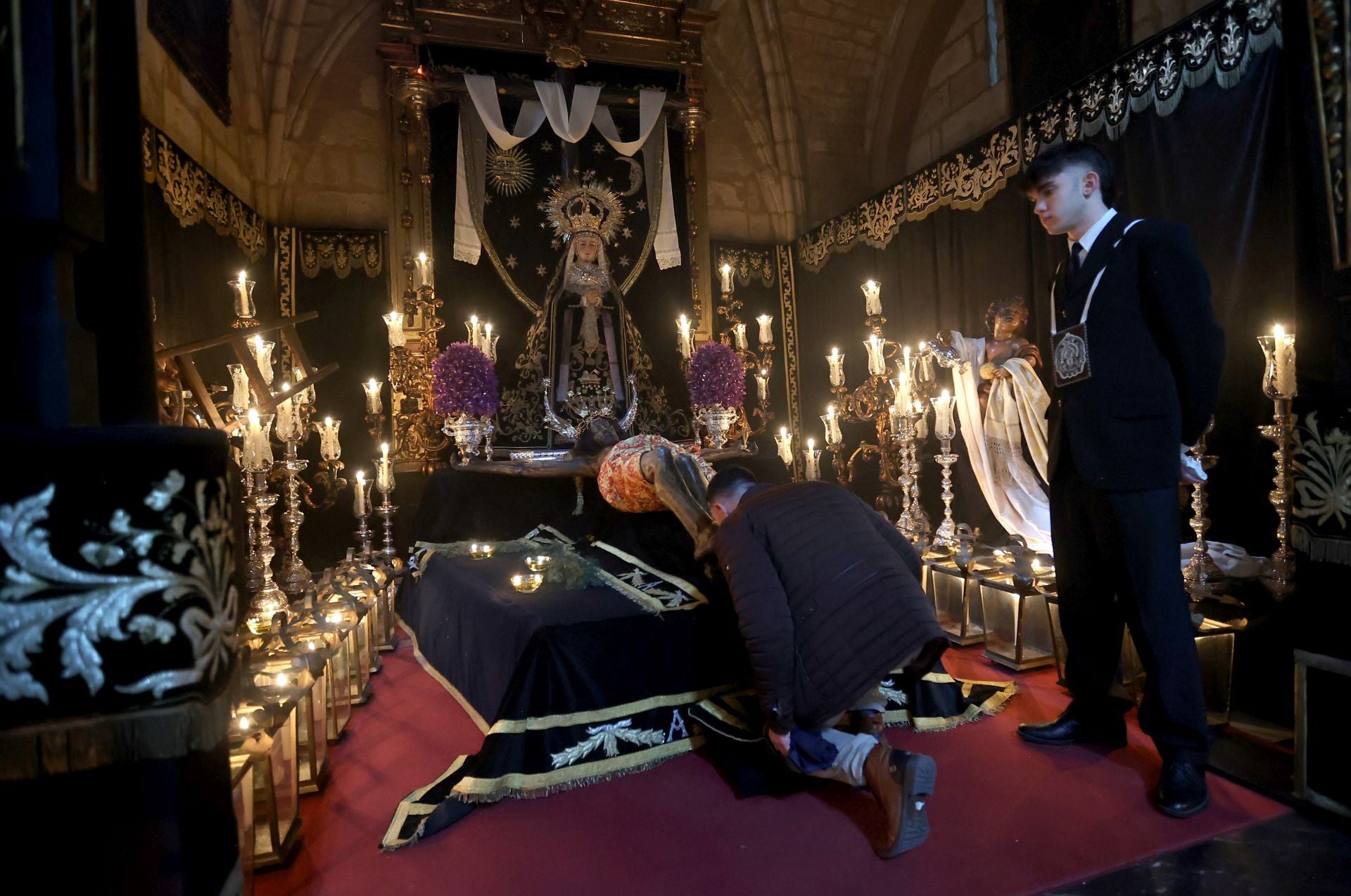 El estremecedor besapiés del Cristo del Remedio de Ánimas en Córdoba, en imágenes
