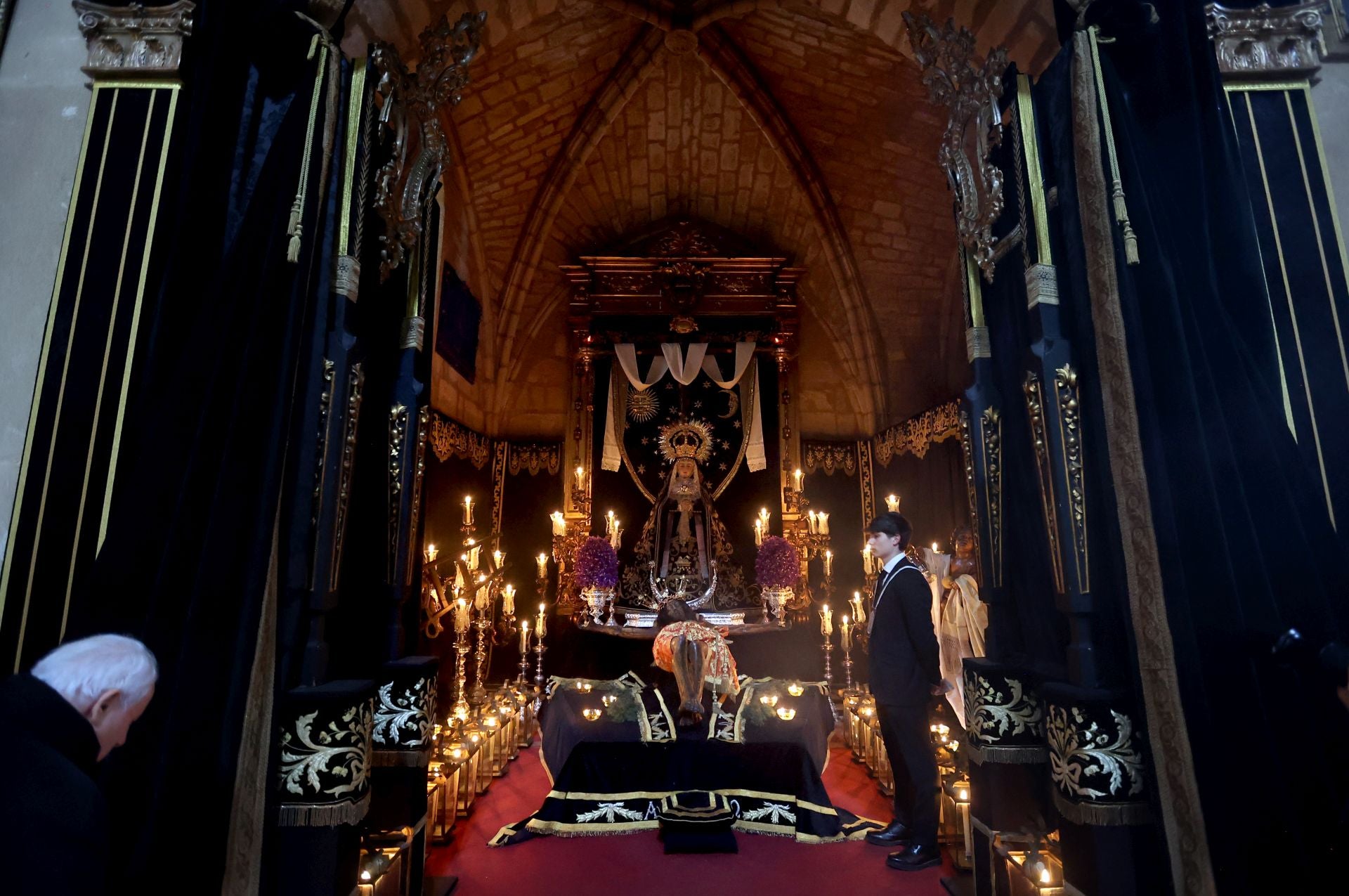 El estremecedor besapiés del Cristo del Remedio de Ánimas en Córdoba, en imágenes