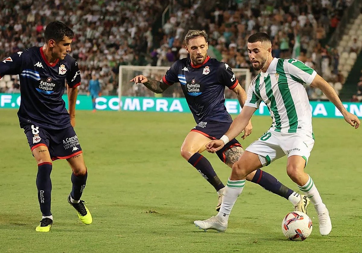 Jacobo conduce el balón ante un rival del Deportivo