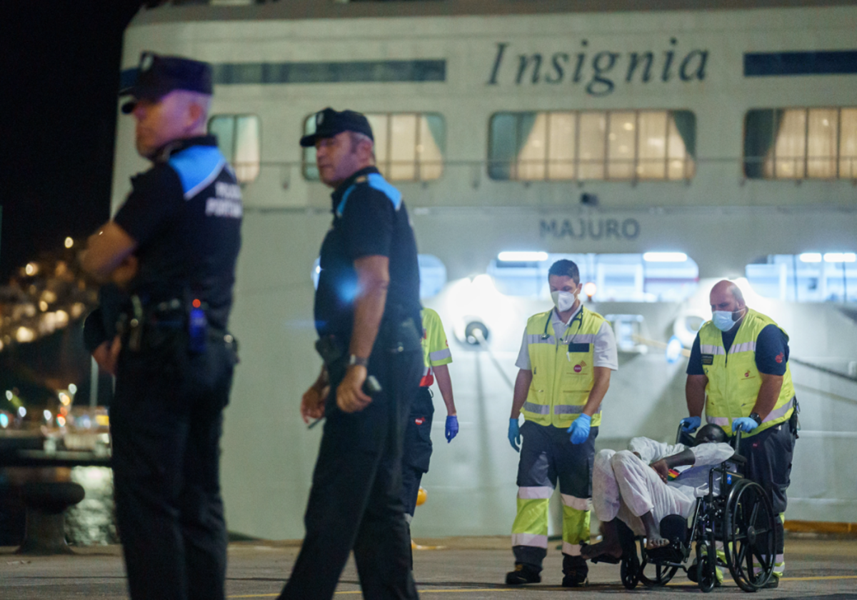 El crucero Insignia llegó de madrugada al puerto de Santa Cruz de Tenerife con los 71 rescatados, cuatro de ellos fallecidos