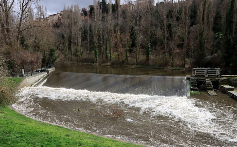 Imagen principal - El Eresma, en nivel rojo, amenaza con desbordarse a su paso por Segovia