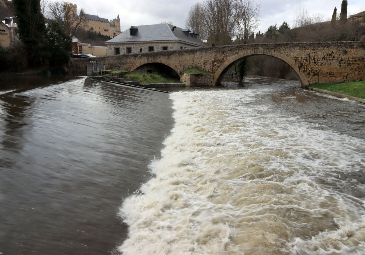 El río Eresma, a su paso por la Casa de la Moneda en Segovia