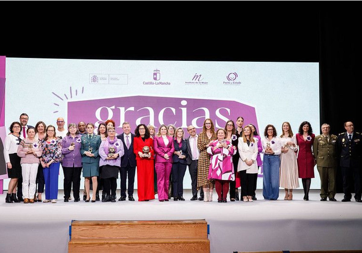 Foto de familia de todos las premiadas con las autoridades asistentes al acto