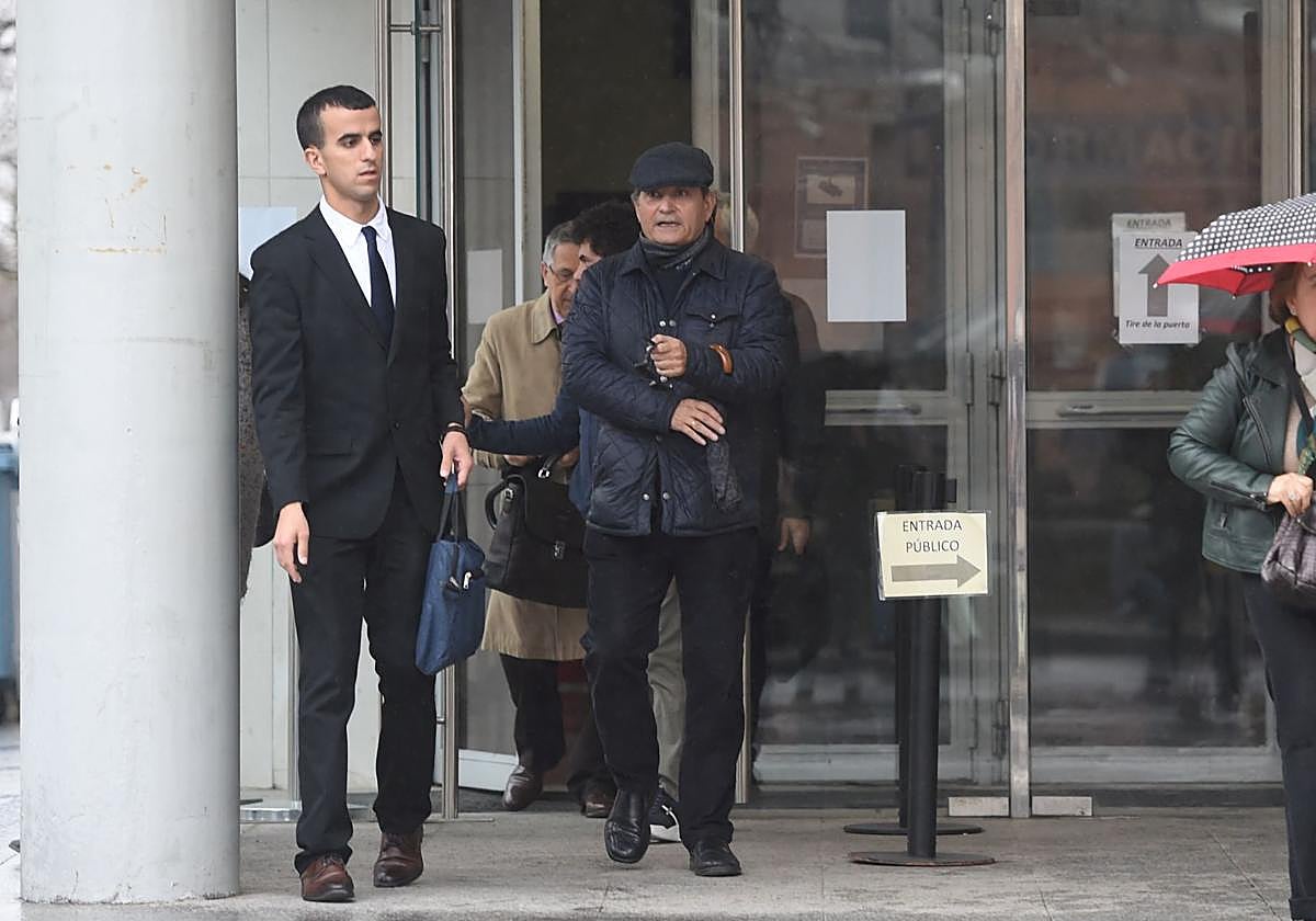 El padre de Elisa Mouliaá, Ignacio Mouliaá (c), sale de declarar de los Juzgados de Plaza de Castilla