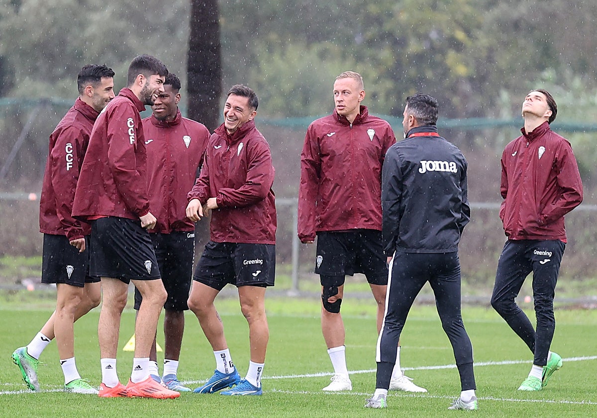 La plantilla blanquiverde se ejercita bajo la lluvia en la Ciudad Deportiva
