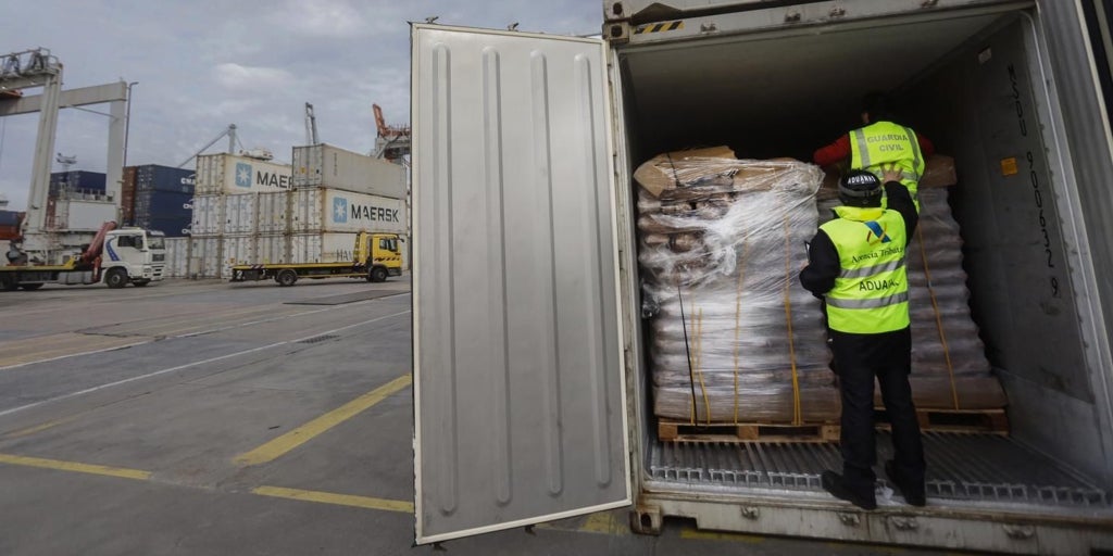 La lucha en los puertos españoles para intentar frenar las oleadas de cocaína