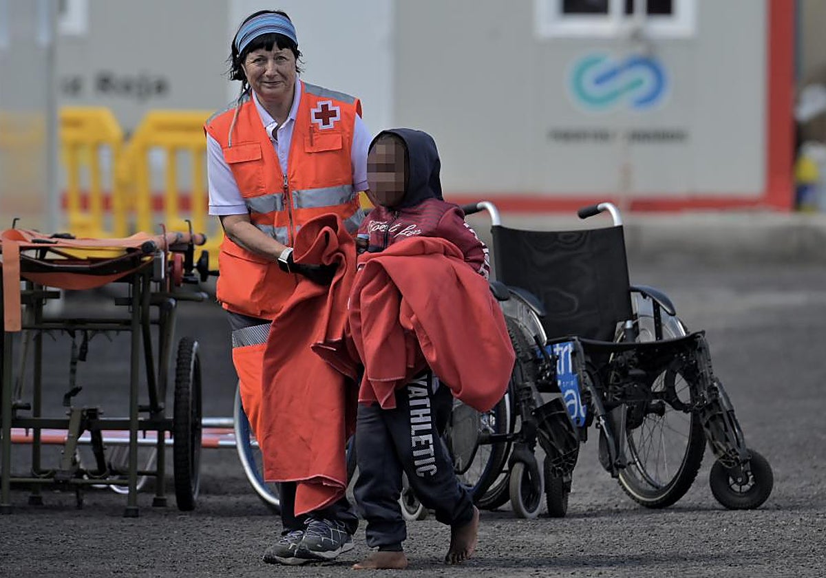 Salvamento Marítimo traslada a La Restinga (El Hierro) a  83 ocupantes de un cayuco entre los que había 17 menores