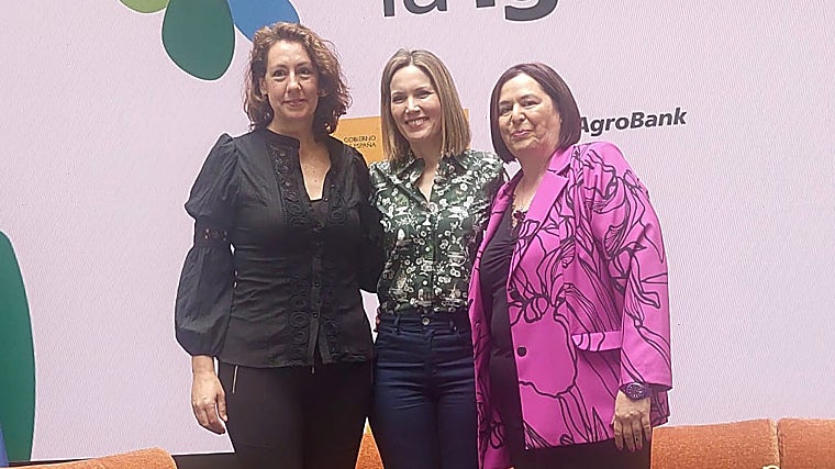 María Rosa Alcántara (Setacor), a la izquierda, junto a la periodista Silvia Intxaurrondo y la secretaria de Estado de Agricultura
