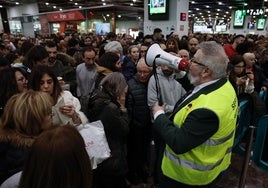 Una avería en Sants obliga a evacuar a 400 viajeros de un tren y corta durante dos horas el AVE a Madrid