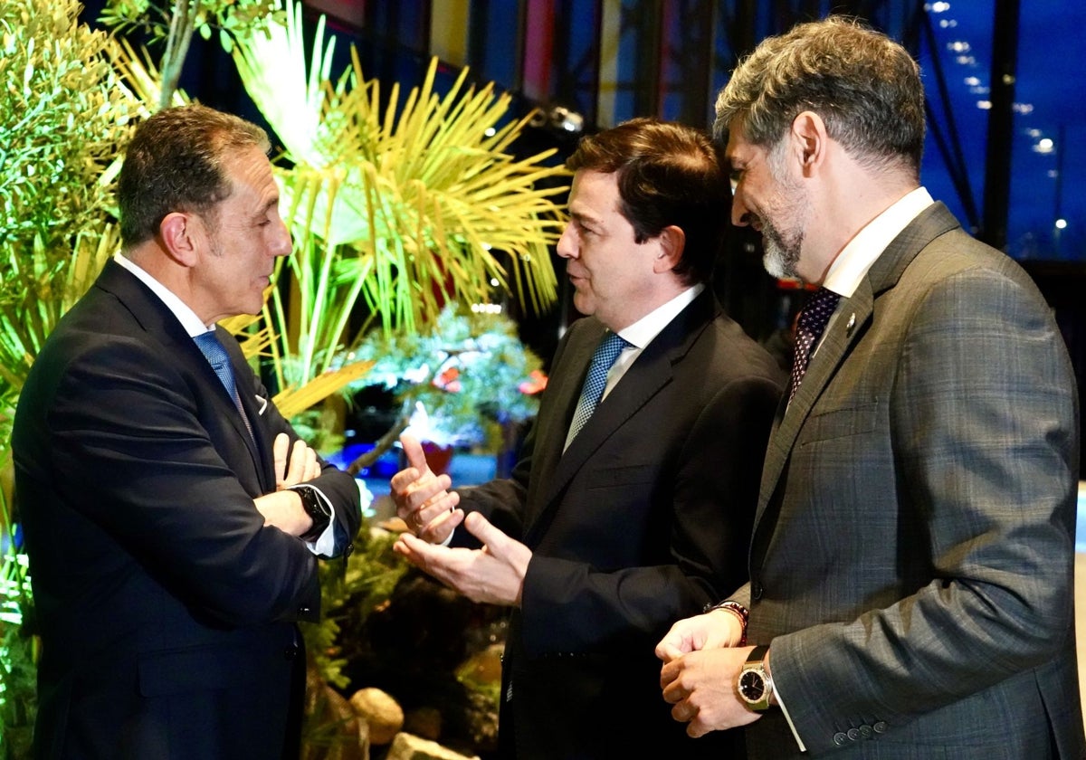 El presidente de la Junta de Castilla y León, Alfonso Fernández Mañueco, clausura la Gala de los premios 'Círculo de Oro 2024' del Círculo Empresarial Leonés, cuyo presidente, Julio César Álvarez, entrega el galardón al presidente y CEO de RMD, Adolfo López Aguayo, entre otros