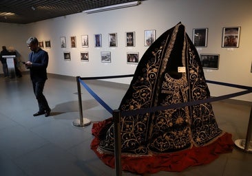 La exposición de patrimonio y fotografía de las cofradías, en imágenes