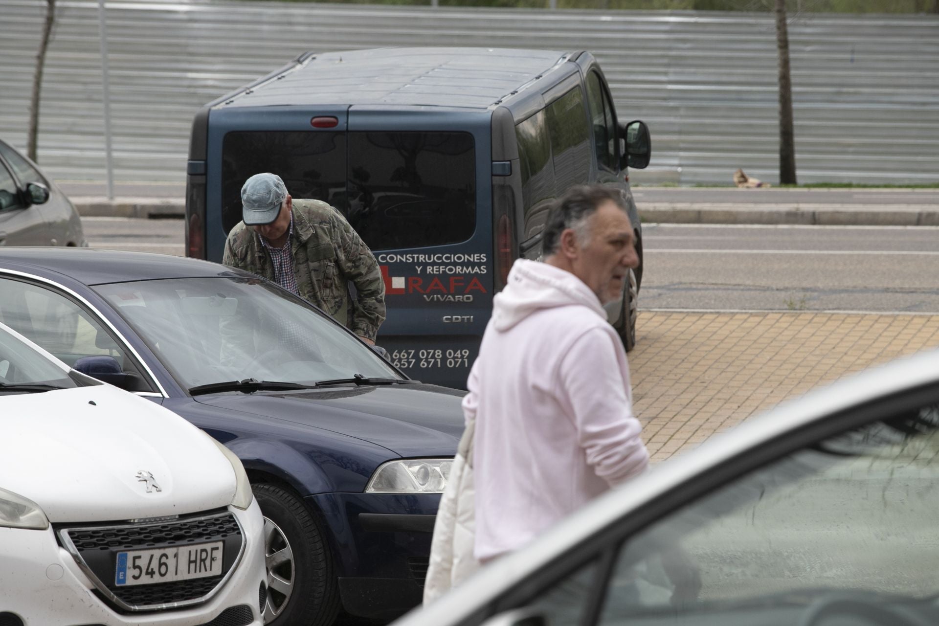 La actividad de los gorrillas en el barrio del Arcángel, en imágenes