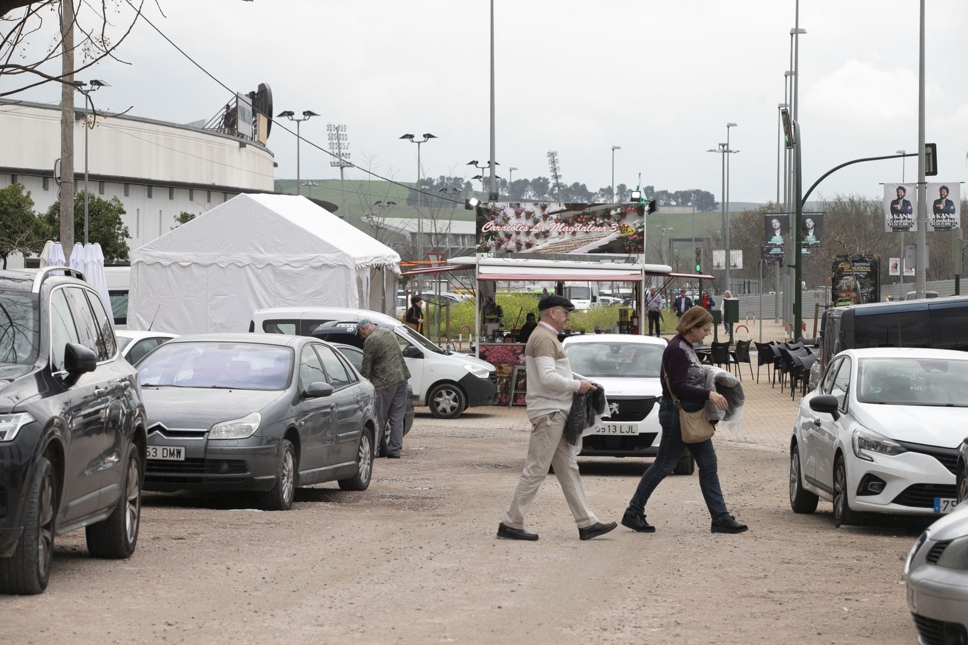 La actividad de los gorrillas en el barrio del Arcángel, en imágenes