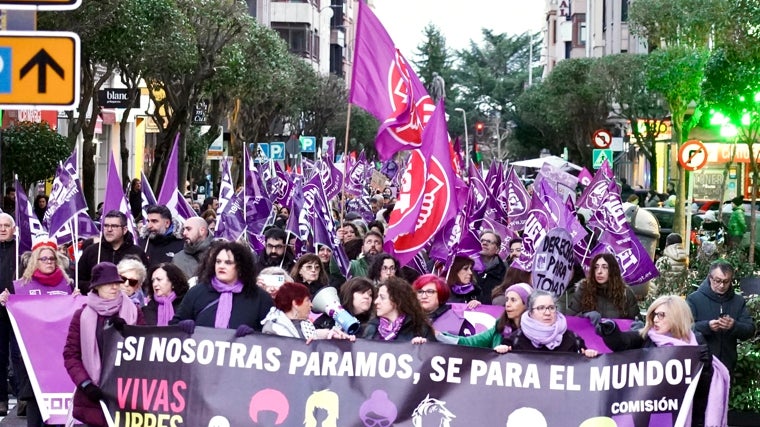 Cabeza de la manifestación  convocada por el 8M por las calles de León