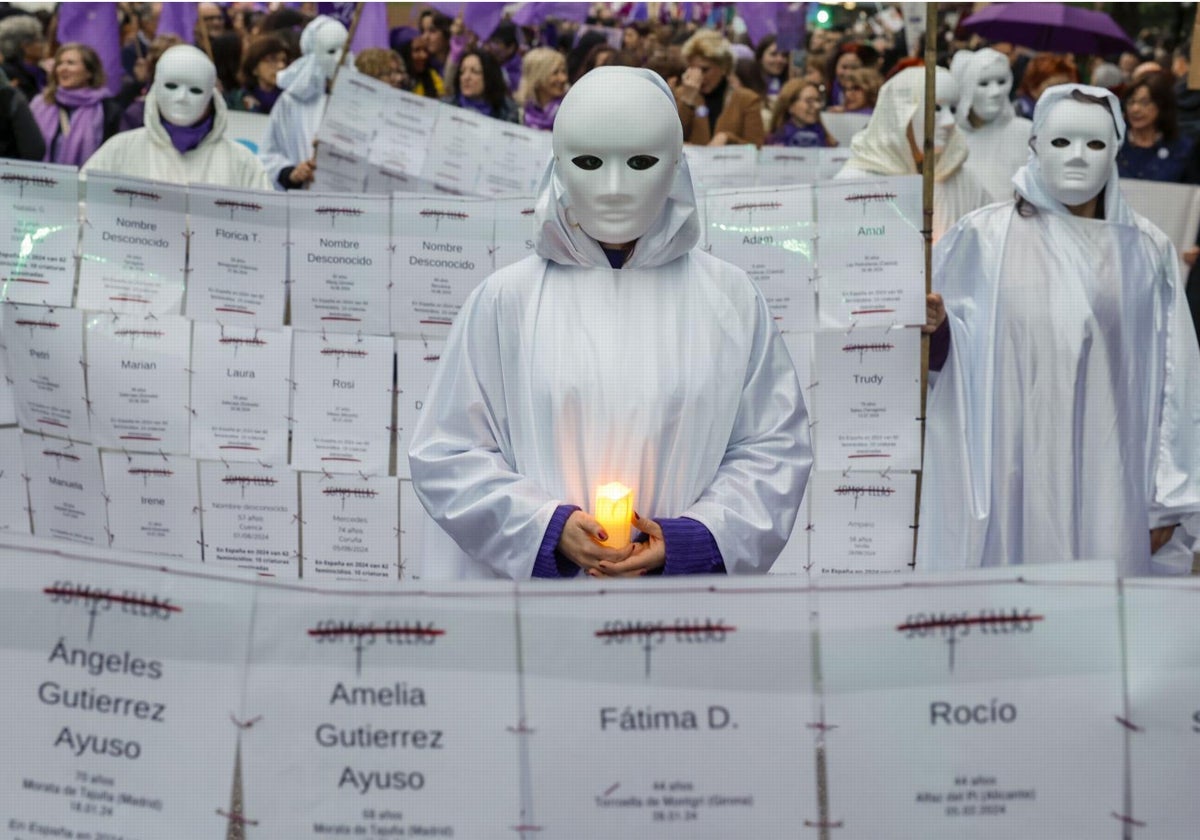 Participantes en la manifestación del 8-M en Valencia en el Día Internacional de la Mujer