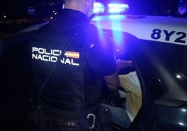 Agrede a una mujer en una discoteca y se lo llevan detenido con el novio de ésta y su amigo, que respondieron pegándole