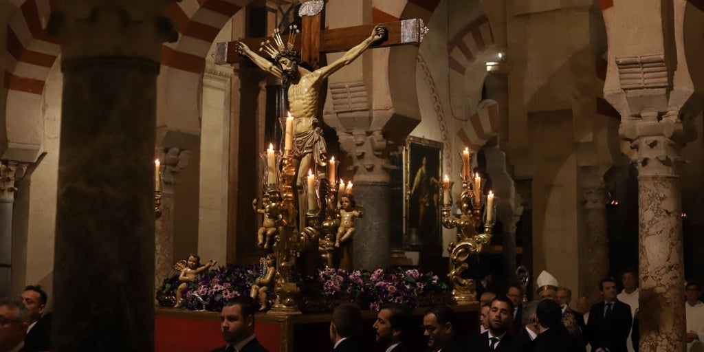 Ocho estaciones a los pies del Cristo de San Álvaro, el recogido rezo de las cofradías en la Catedral de Córdoba