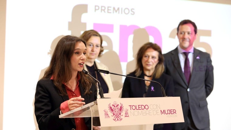 Silvia, la hija de María José, dedicando unas emotivas palabras a su madre