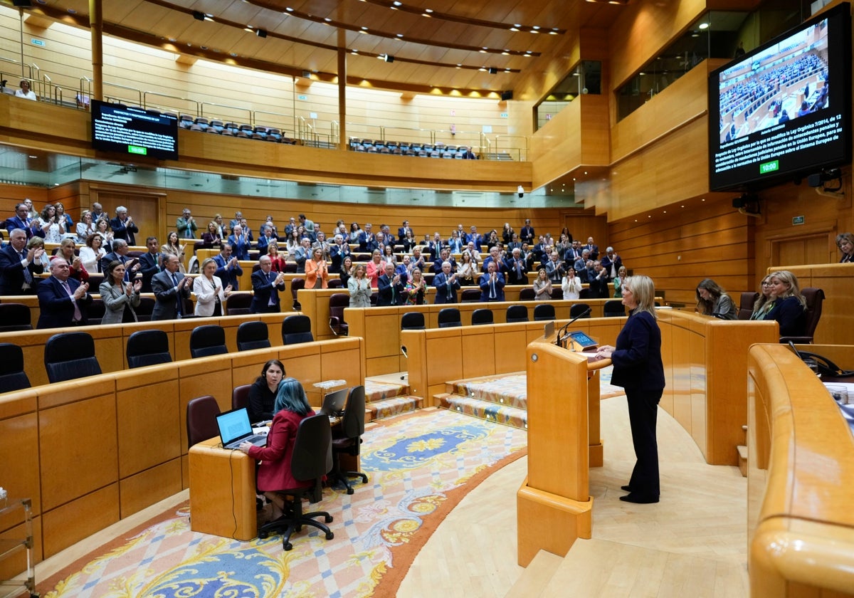 Senadores del Partido Popular aplauden la intervención de Mari Mar Blanco