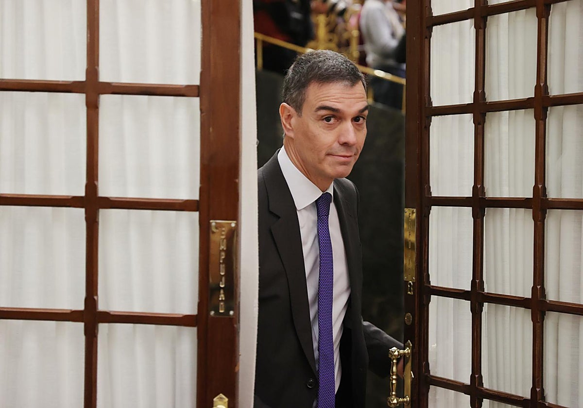 El presidente del Gobierno, Pedro Sánchez, saliendo del hemiciclo en el Congreso de los Diputados