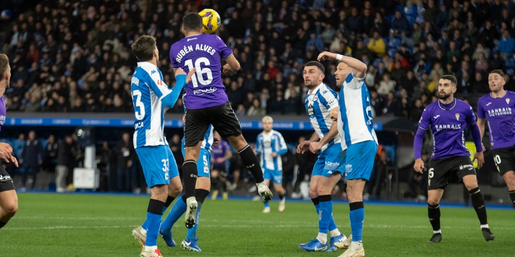 El Córdoba CF saca valor de su punto en Riazor y recorta distancias con el play off