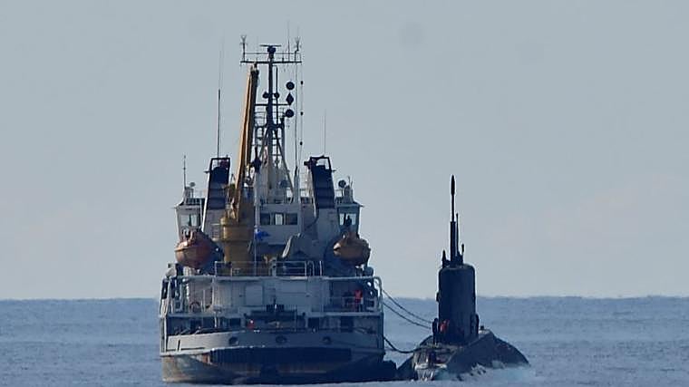 Buque remolcador y submarino ruso
