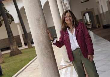 La consejera Carmen Castillo en los pasillos del Parlamento