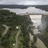 Embalse de El Gergal en Guillena (Sevilla) abriendo compuertas