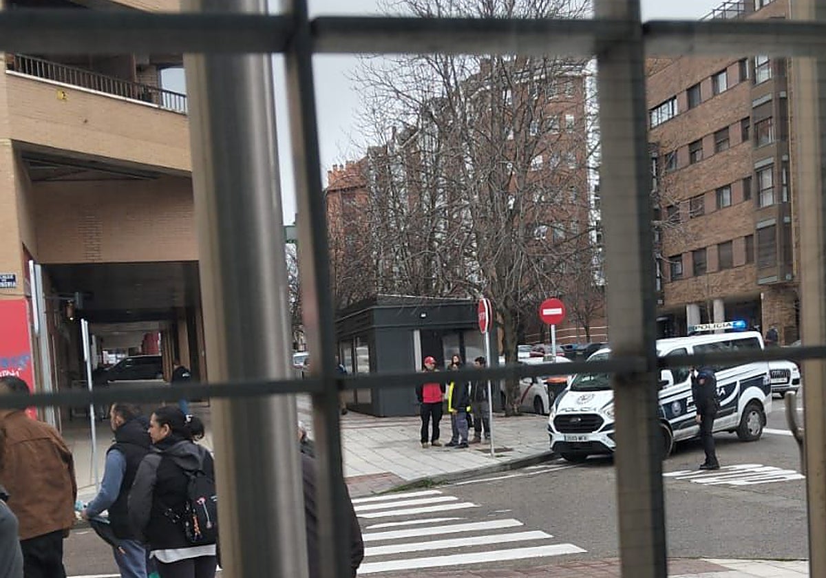 La Policía, junto a la farmacia donde han ocurrido los hechos esta mañana