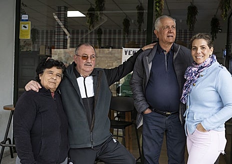 Imagen secundaria 1 - El Gordo tiene 300 habitantes; muchos empleados en Rheinmetall Expal Munitions. Abajo a la izquierda, vecinos de El Gordo como Josefa y Gonzalo, que hablan del beneficio que deja en el pueblo la empresa. A la derecha, Miguel Blázquez, trabajó treinta años en Expal y dice que «los alemanes son la hostia. Ahora todos los empleados están fijos»