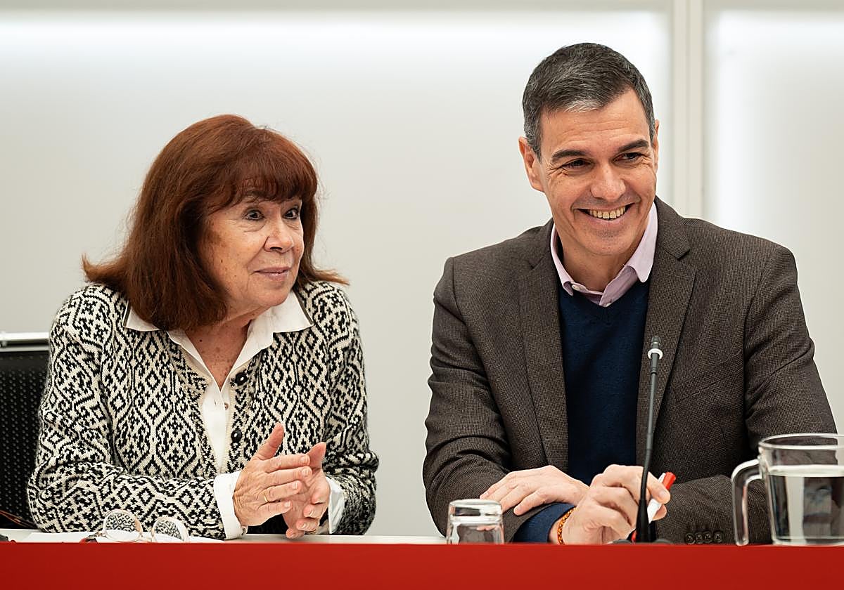 Sánchez y la presidenta del PSOE, Cristina Narbona, durante la Ejecutiva Federal del partido celebrada este lunes en la sede de Ferraz