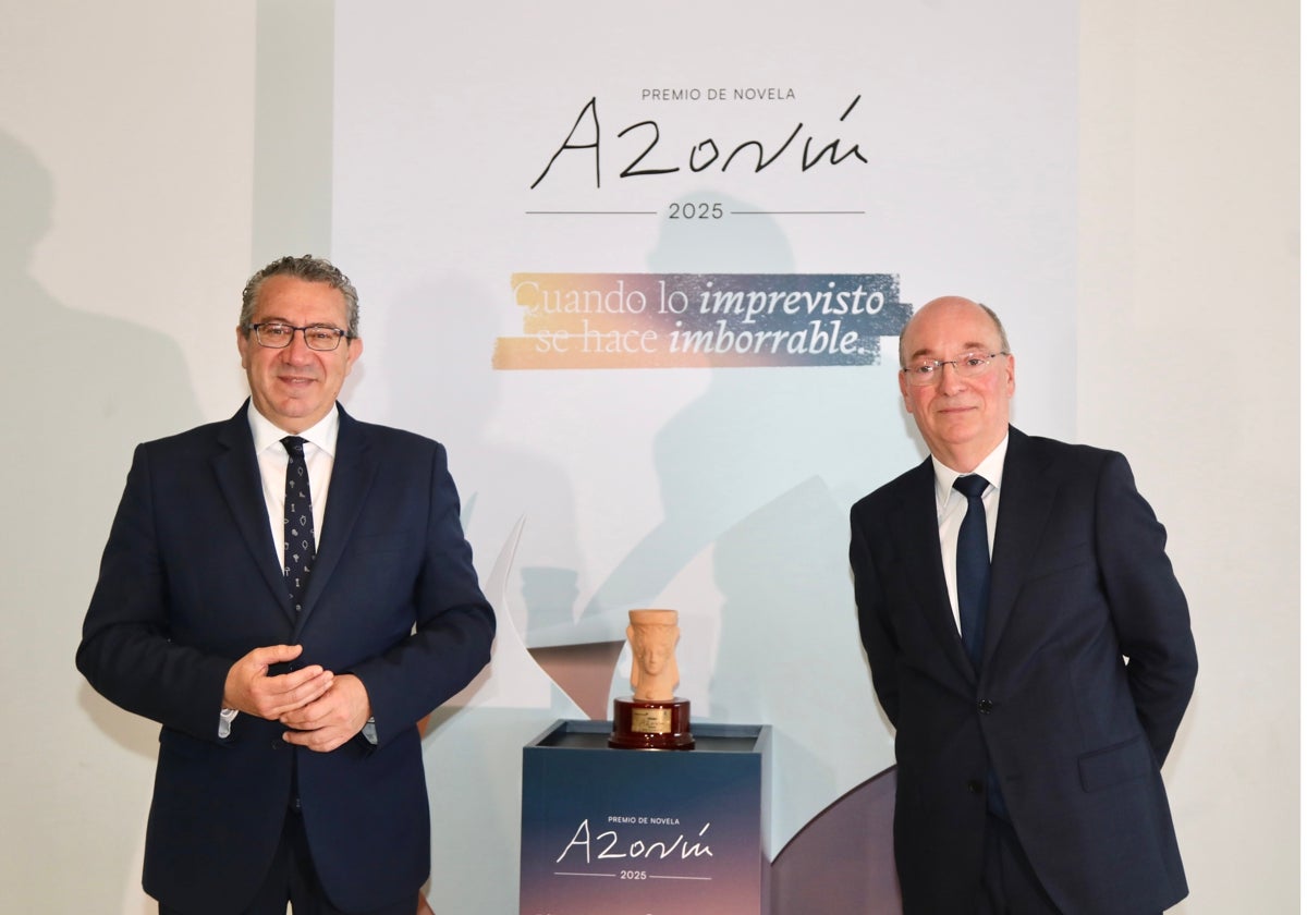 El presidente de la Diputación de Alicante, Toni Pérez, y el director de Relaciones Institucionales del Grupo Planeta, Carlos Crehueras