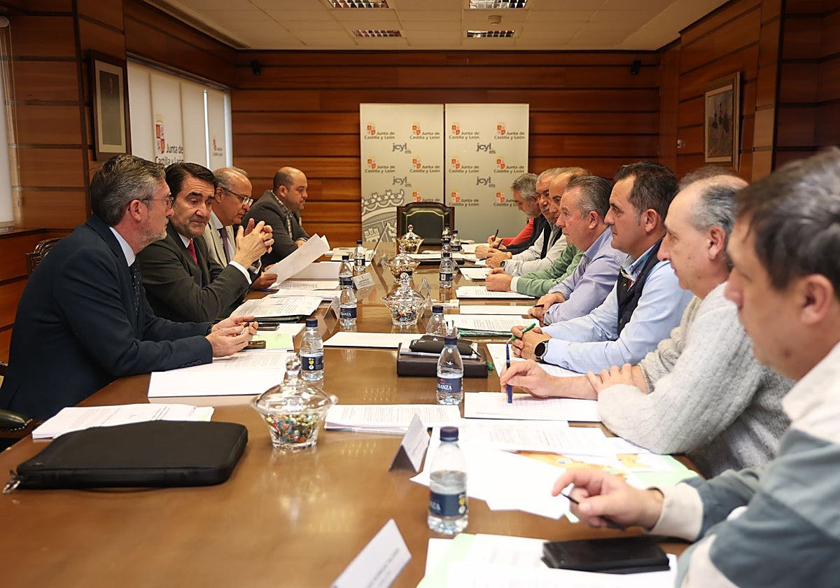 Suárez-Quiñones se ha reunido con los representantes de las organizaciones agrarias para evaluar los daños producidos por el lobo