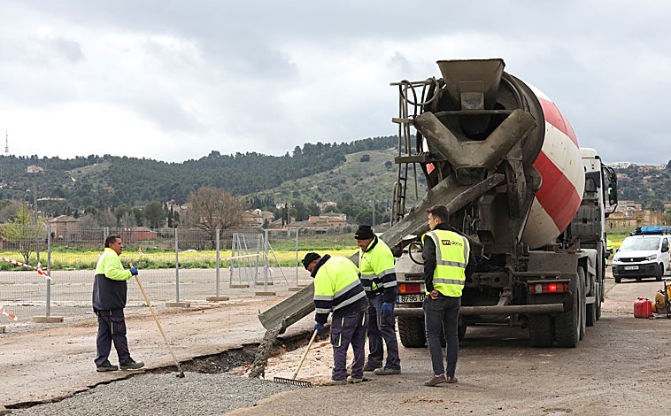 Imagen principal - En marcha las obras para la conexión de los aseos públicos y las terrazas de La Peraleda a la red general de saneamiento
