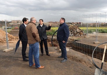 En marcha las obras para la conexión de los aseos públicos y las terrazas de La Peraleda a la red general de saneamiento