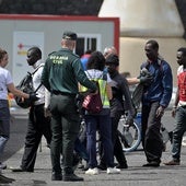 Llegada al puerto de La Restinga (El Hierro) de decenas de inmigrantes el pasado sábado