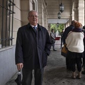 El exconsejero de la Junta de Andalucía Antonio Fernández saliendo de la Audiencia de Sevilla en 2018