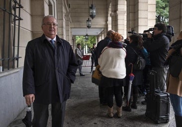 El exconsejero de la Junta de Andalucía Antonio Fernández saliendo de la Audiencia de Sevilla en 2018