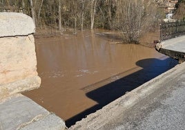 Más de 600 vecinos de San Esteban de Gormaz «aislados» por el derrumbe parcial del puente sobre el Duero en la N-110