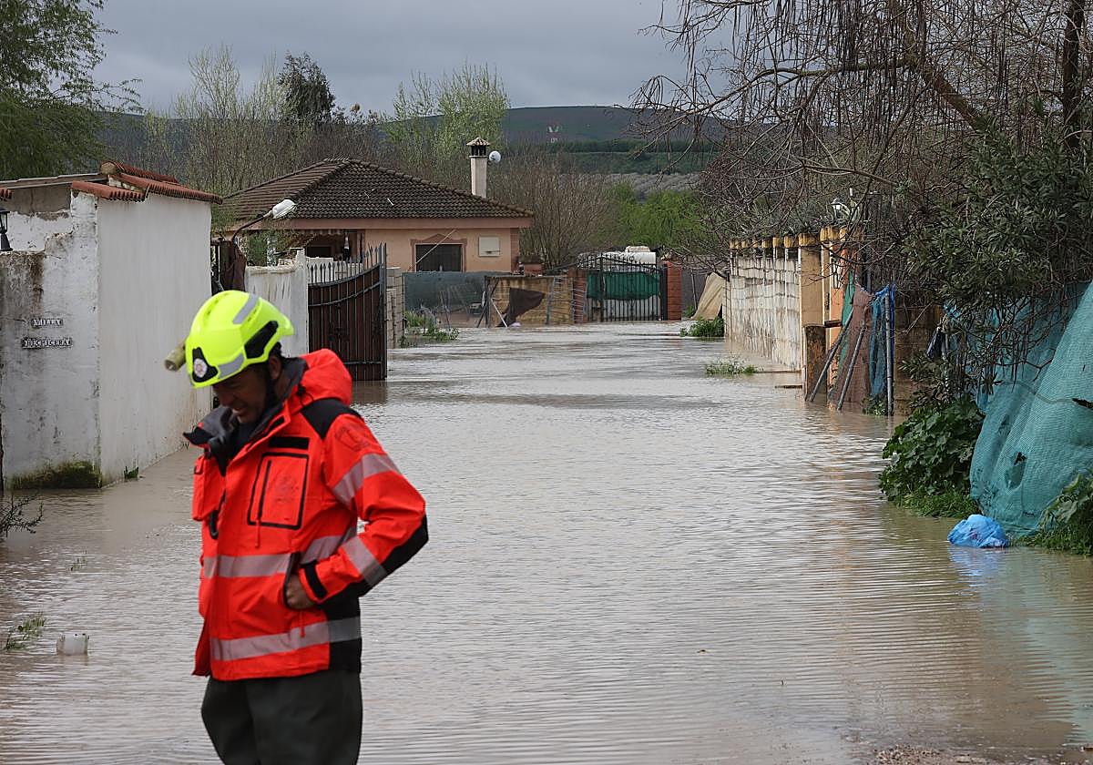 Un bombero. ete martes en la parcelación de Guadalvalle que ha sufrido el castigo de las lluvias