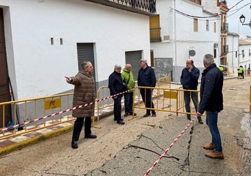El presidente de la Institución provincia gesticula en una calle dañada por la lluvia en Fernán Núñez