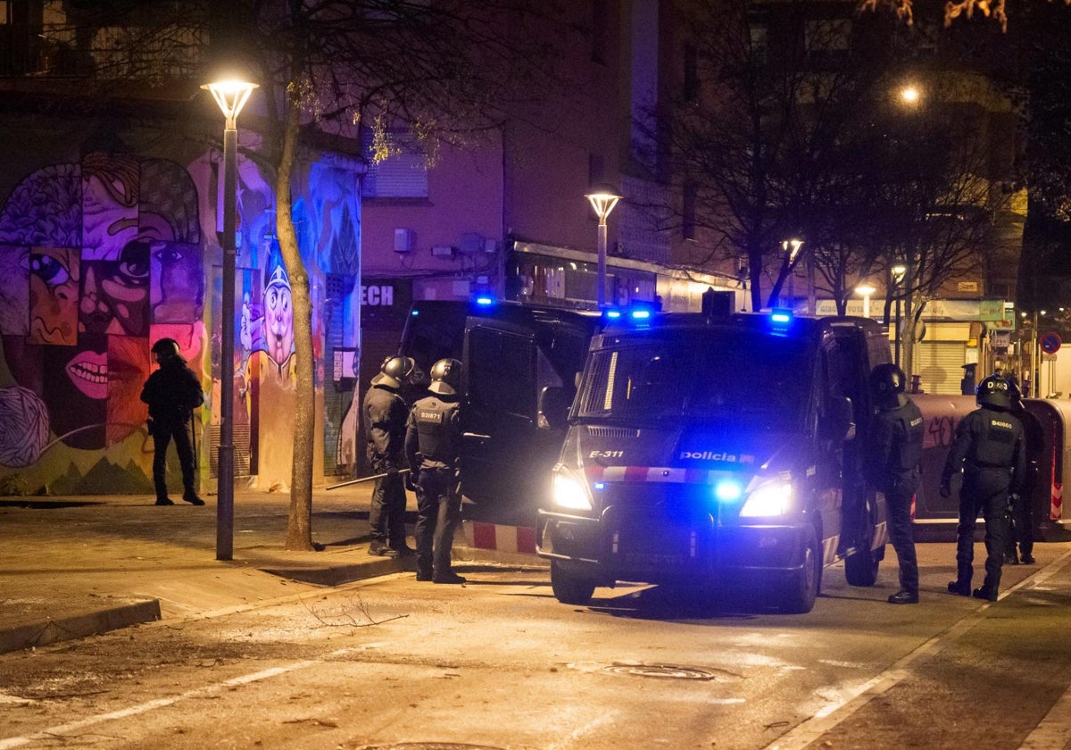 Despliegue de Mossos durante la segunda noche de disturbios en Salt (Gerona)