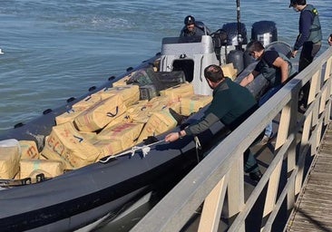 Agentes de la Guardia Civil en una intervención de narcolanchas