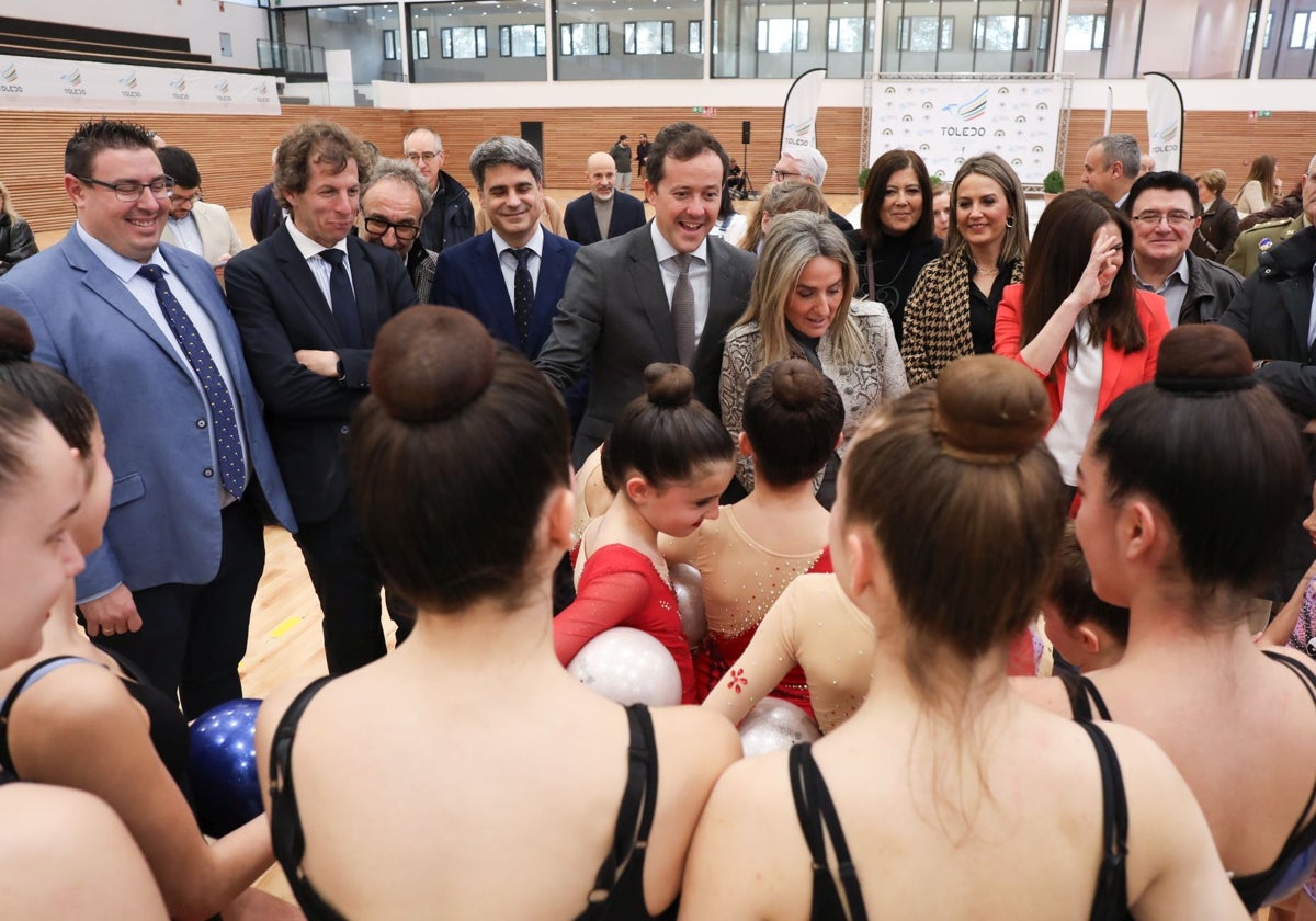 Tolón y Velázquez, saludan a las gimnastas del club Venus que han amenizado el acto de inauguración del pabellón de la Escuela de Gimnasia