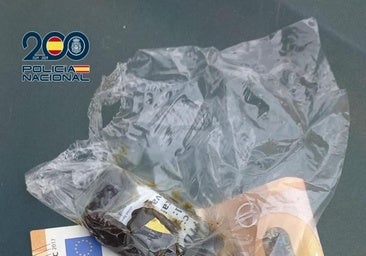 Pillan 'in fraganti' a dos jóvenes pasándose hachís en las vallas de un colegio de Fátima