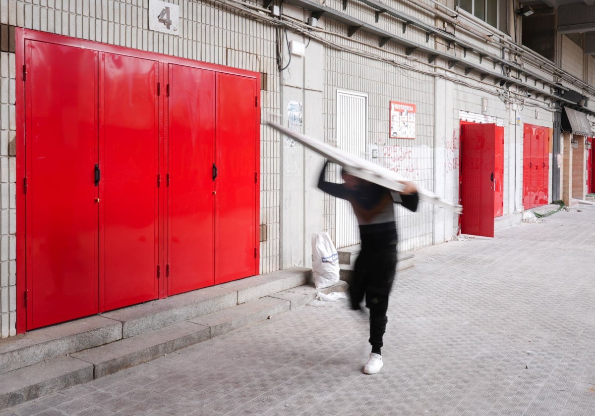 Las nuevas puertas antipánico instaladas en el estadio del Rayo Vallecano