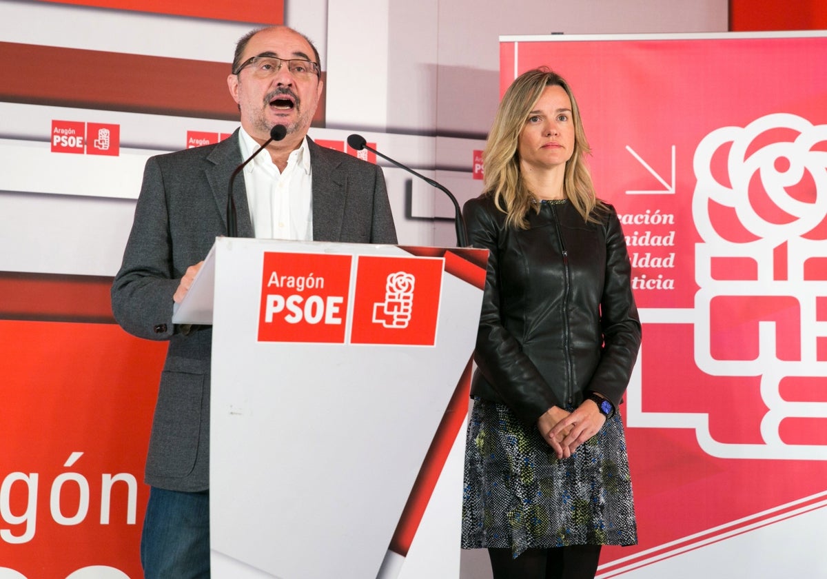 2016. El secretario general del PSOE Aragón, Javier Lambán, acompañado por la entonces secretaria de Organización del partido en Aragón, Pilar Alegría. Su desencuentro luego fue total